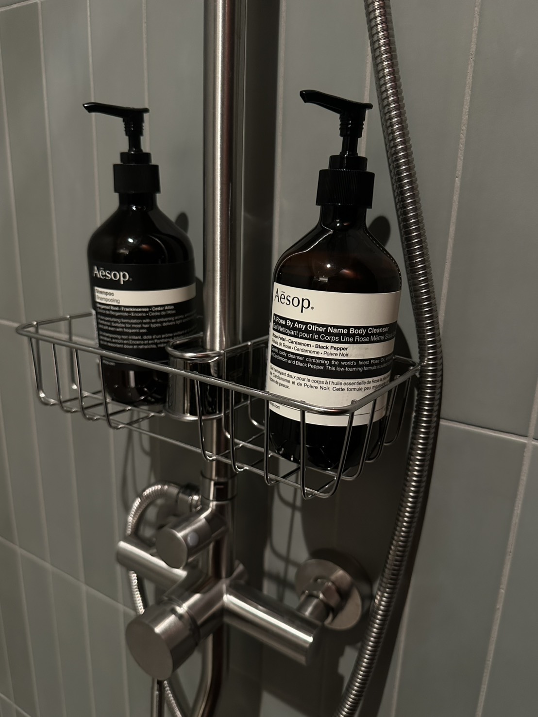 SYNC 淋浴區的 Aesop 洗髮與沐浴備品